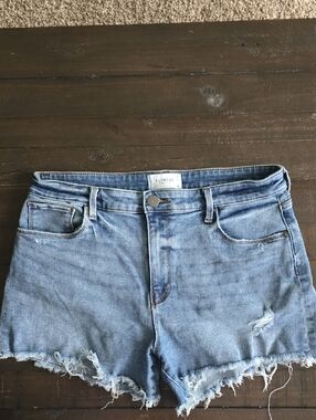 Evereve Light Wash Frayed Denim Shorts